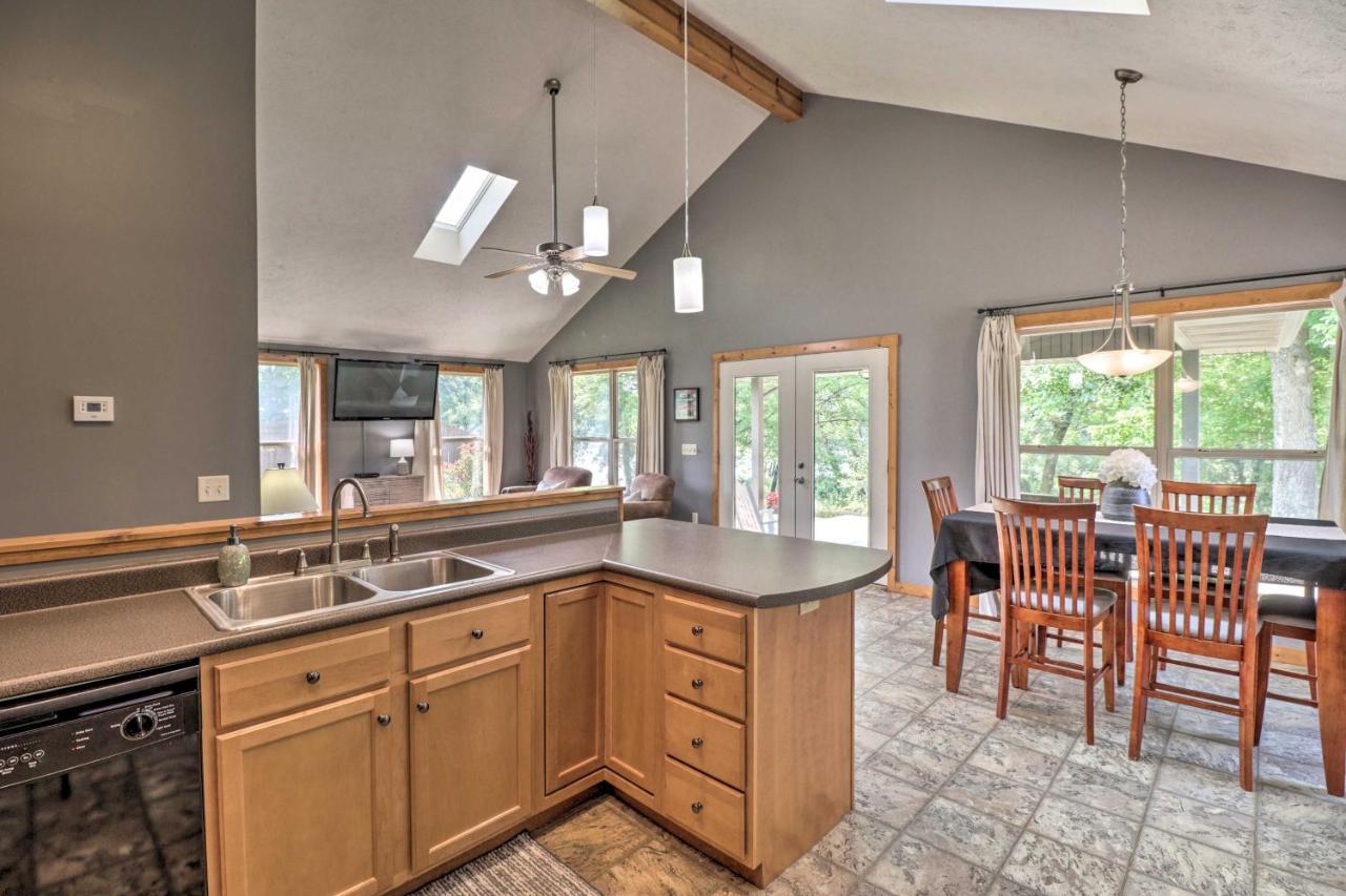 Mountain Home Cottage With Deck On White River! Gassville Bagian luar foto
